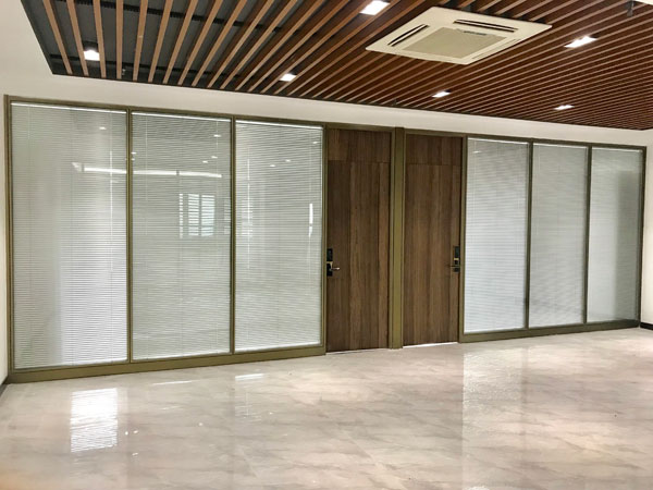 辦公場所為什么選擇雙玻百葉隔斷